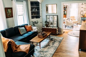 Smart-TV, Kamin, Bücher