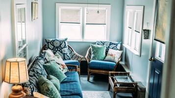 TV connectée, cheminée, livres