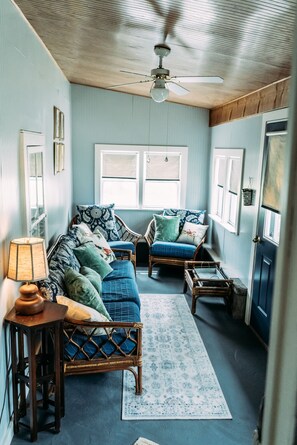 Smart-TV, Kamin, Bücher