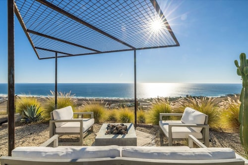Malibu Hilltop Estate Above Zuma Beach Epic Sunsets, Cedar Spa Tub & Ocean Views