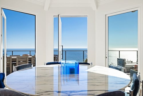 Malibu Hilltop Estate Above Zuma Beach Epic Sunsets, Cedar Spa Tub & Ocean Views