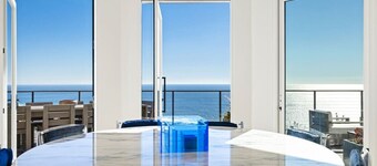 Malibu Hilltop Estate Above Zuma Beach Epic Sunsets, Cedar Spa Tub & Ocean Views