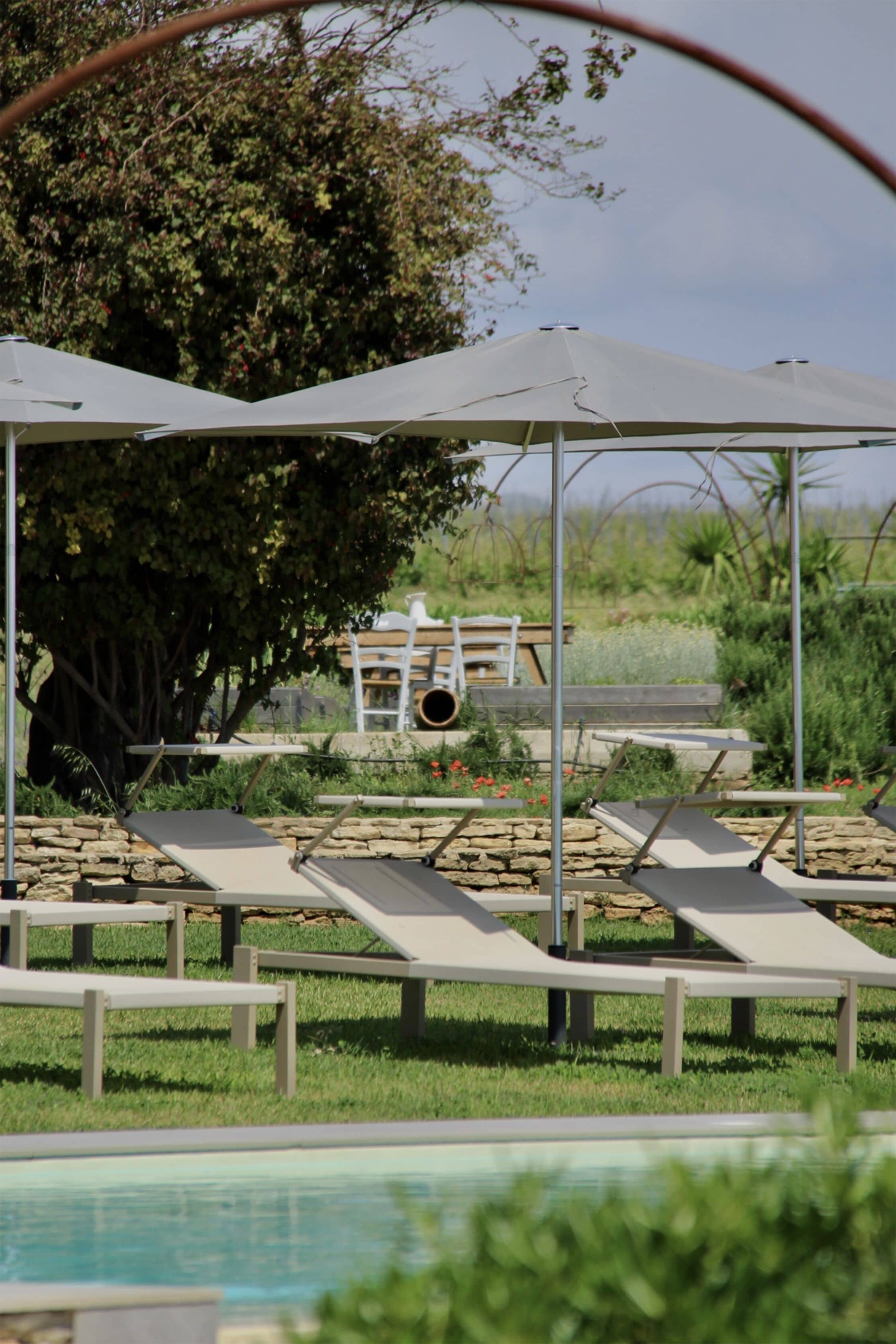 Piscina all'aperto, ombrelloni da piscina, lettini
