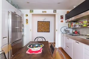 Réfrigérateur, four à micro-ondes, un four, surface de cuisson