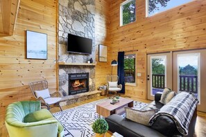 Televisión, chimenea, libros y estéreo 