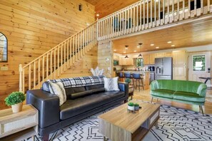 TV, fireplace, books, stereo - Private Mountain Getaway - Movie Theater - Hot Tub (Blairsville)