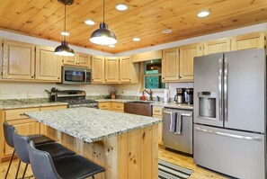 Fridge, microwave, oven, stovetop - Private Mountain Getaway - Movie Theater - Hot Tub (Blairsville)