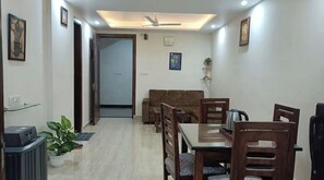 Interior - Homlee -Jumbo Lux Flat w kitchen, parking & hills (New Delhi)
