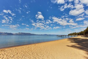 Chaises longues, serviettes de plage