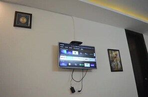 Interior - Homlee - Deecon Large Flat wit lift, park & kitche (New Delhi)