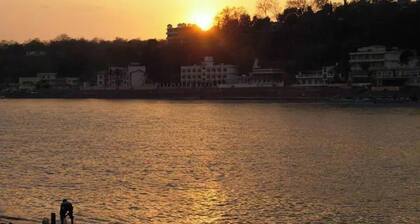 Homlee -Jumbo Lux Flat w kitchen, parking & hills