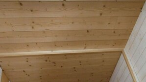 A wooden spiral staircase with a handrail, leading to a lower level. - Exceptional ski slopes superb chalet for 4 people 2 bedrooms 2 toilets (Gérardmer)