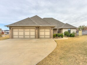 Exterior - Convenient Edmond Home Located Close to I-35 (Edmond)