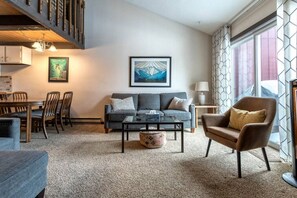 Smart TV, fireplace, ping pong