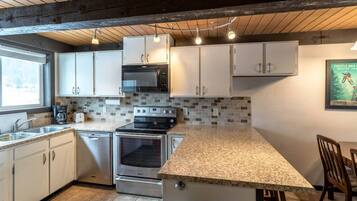 Fridge, microwave, stovetop, dishwasher