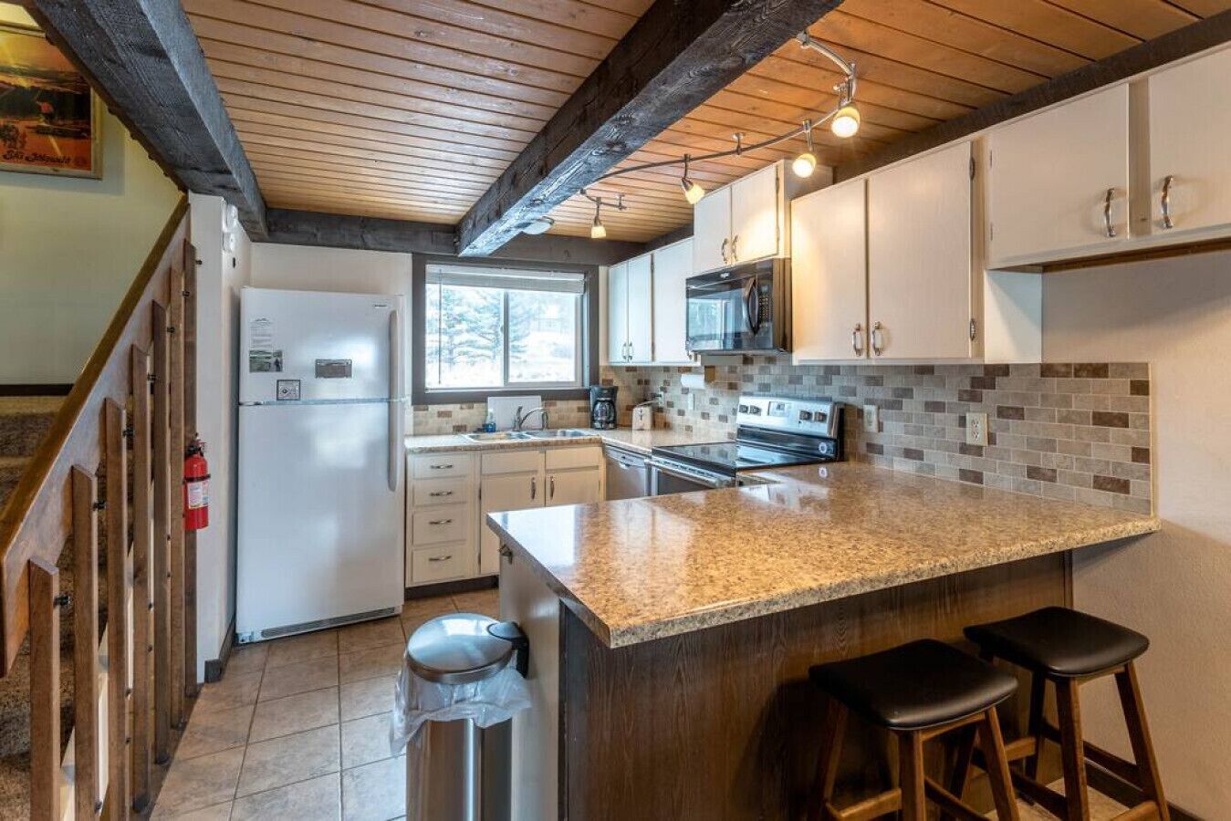 Réfrigérateur, micro-ondes, plaque de cuisson, lave-vaisselle