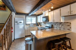 Réfrigérateur, four à micro-ondes, surface de cuisson, lave-vaisselle