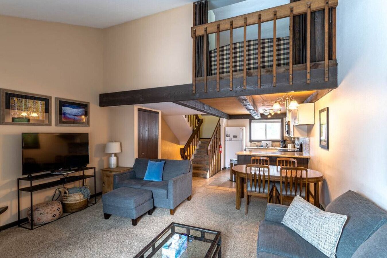 TV connectée, cheminée, table de tennis de table