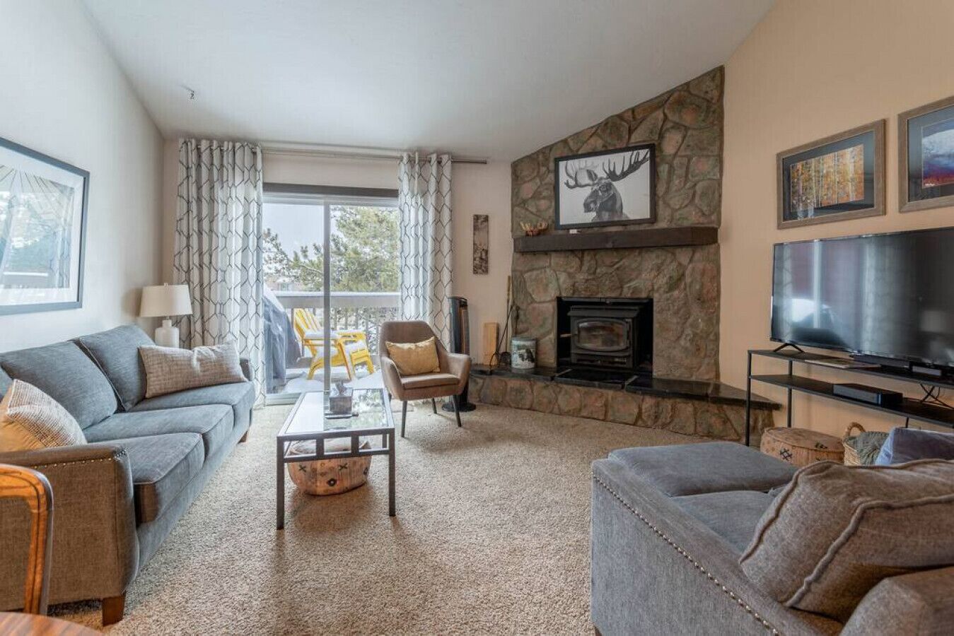 Téléviseur connecté, foyer, table de ping-pong