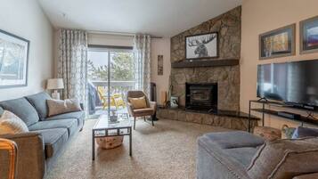 Téléviseur connecté, foyer, table de ping-pong