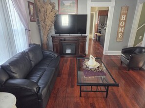 Smart TV, chimenea y libros 