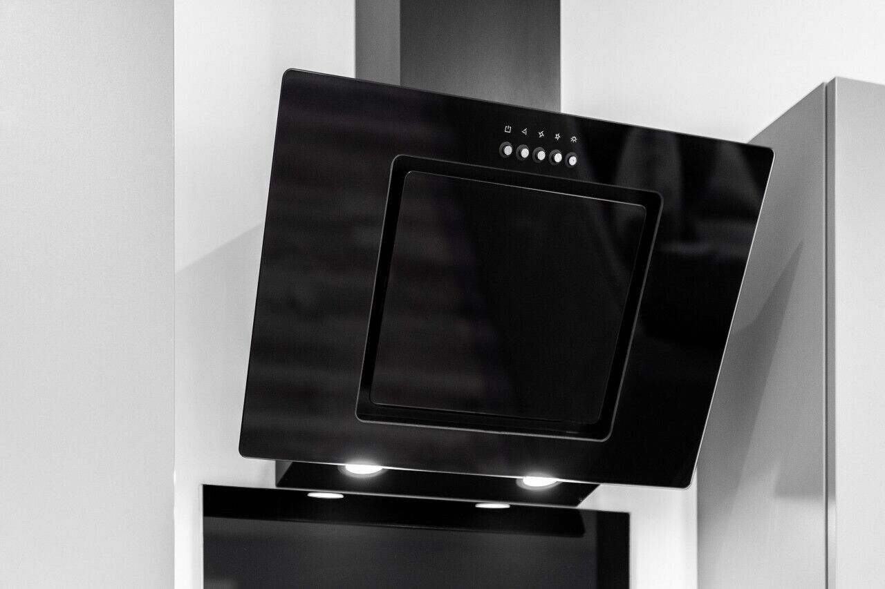 Une cuisine moderne dotée d’un four et d’un micro-ondes encastrés.