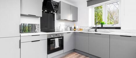 Réfrigérateur, micro-ondes, four, plaque de cuisson