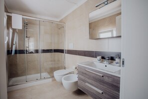 Regadera, secadora de cabello, bidet, toallas 