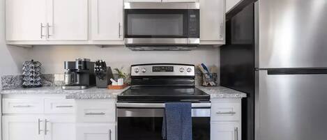 冷蔵庫、電子レンジ、オーブン、コンロ