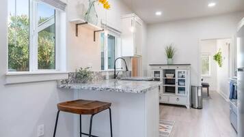 Kjøleskap, mikrobølgeovn, ovn og kokeplater