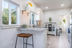 Réfrigérateur, four à micro-ondes, un four, surface de cuisson