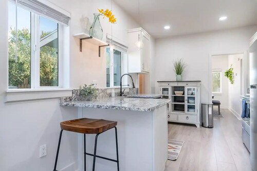 Fresh bungalow just steps from University of Arizona! Sleeps six! Bring the fam!