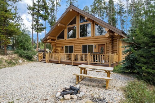 Rocky Mountain cabin w/ fireplace & deck