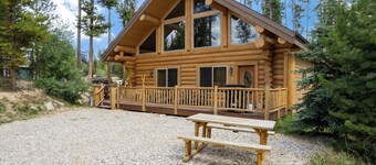 Rocky Mountain cabin w/ fireplace & deck