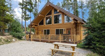 Rocky Mountain cabin w/ fireplace & deck