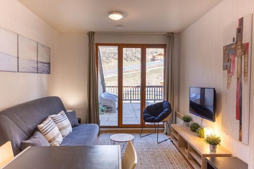 200m from ski slopes, 2nd floor, swimming pool, terrace, tv, ski locker, 30m², Les Orres