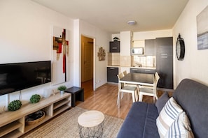 Living area - 200m from resort center, 2nd floor, swimming pool, terrace, tv, ski locker, 30m², Les Orres (Les Orres)