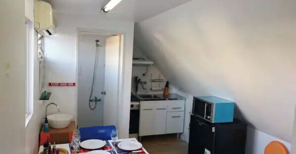 Mikroaaltouuni, keittoastiat/astiat/ruokailuvälineet, mausteet