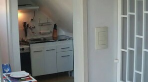 Mikroaaltouuni, keittoastiat/astiat/ruokailuvälineet, mausteet