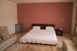 2 bedrooms, in-room safe, desk, iron/ironing board