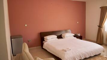 2 bedrooms, in-room safe, desk, iron/ironing board