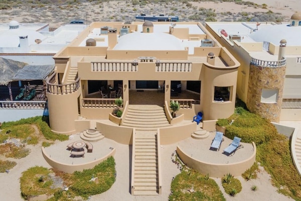 Casa en Suenos
Elegant Privacy
Gated Secure Oceanfront
5-bedroom Beauty