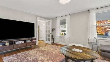 Smart TV, libros y monitor de computadora