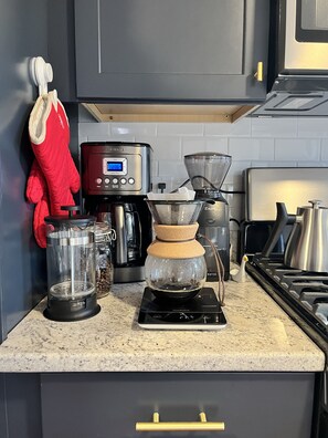 Fridge, microwave, oven, stovetop - Modern 4 Bedroom Beach House: Ideal for Families & Long Stays (West Haven)