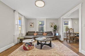 Smart TV, books, computer monitors - Modern 4 Bedroom Beach House: Ideal for Families & Long Stays (West Haven)