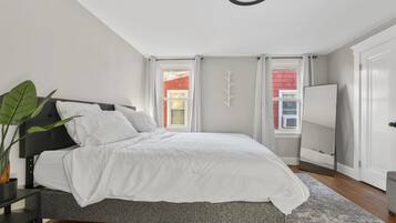 4 間睡房、書桌、熨斗/熨衫板、可攜式嬰兒床