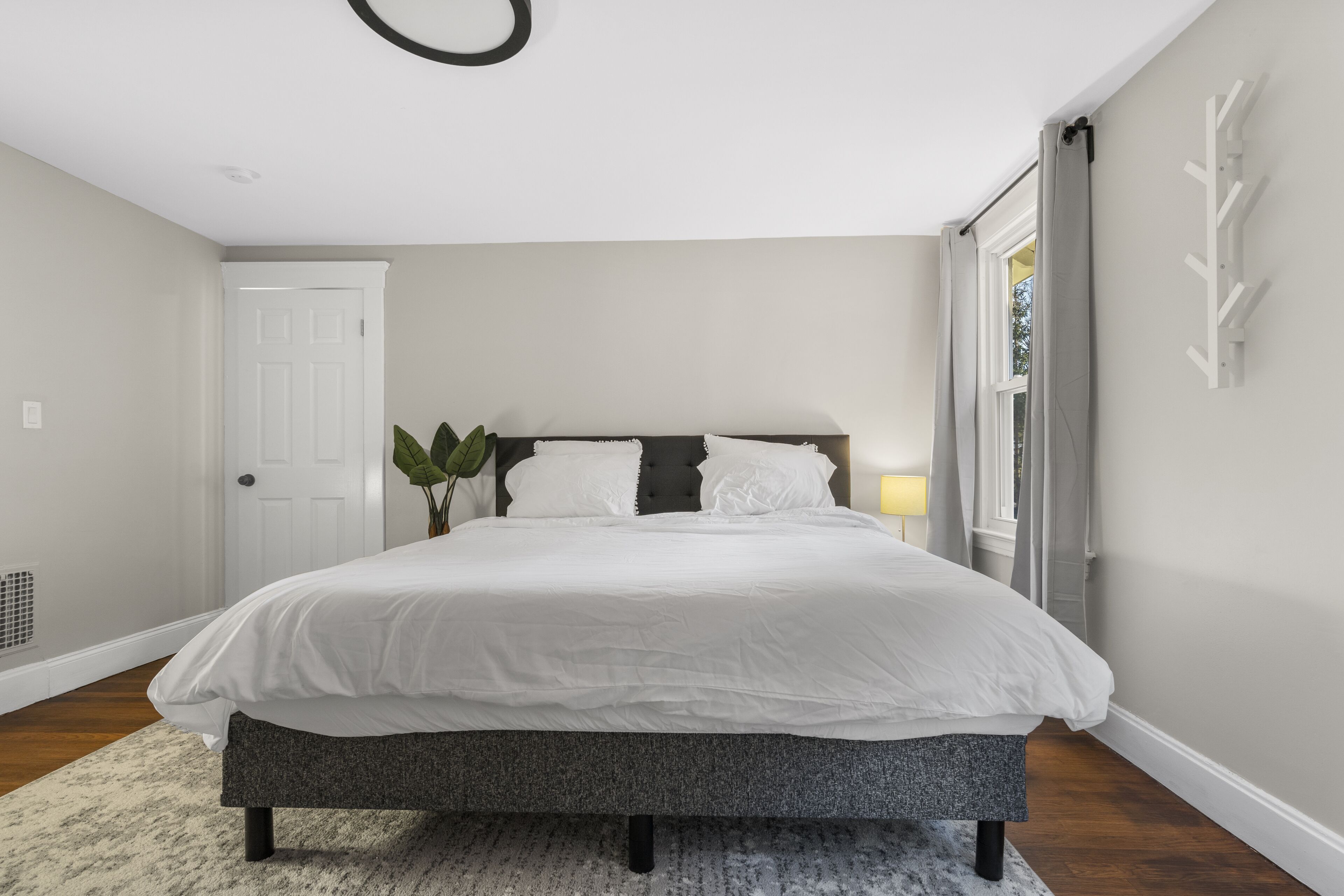 4 habitaciones, escritorio y tabla de planchar con plancha 