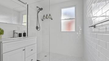 Ensemble douche/baignoire, sèche-cheveux, serviettes fournies, savon
