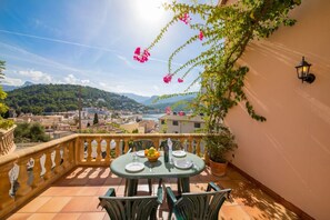 Outdoor dining - Apartment in Fishing Village with Wi-Fi, Air Conditioning & Terrace with Sea View (Puerto de Sóller)