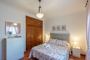 3 عدّة غرف نوم ومكواة/لوح كي وواي فاي مجانًا وملاءات أسرّة